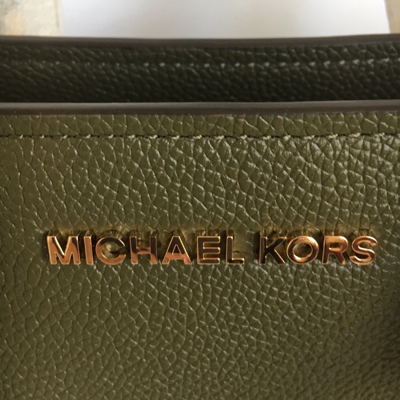 MICHAEL KORS OLIVE/BALLET MESSENGER NWT - Picture 5 of 7